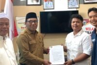 Ketua Umum Rumah Pemuda Batang Hari bersama jajaran menyerahkan dokumen aspirasi kepada Asisten I Setda Batang Hari dalam audiensi di Kantor Setda Batang Hari, Senin (10/8/2026).(poto: jambiprima.com).