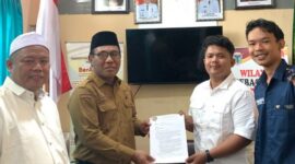 Ketua Umum Rumah Pemuda Batang Hari bersama jajaran menyerahkan dokumen aspirasi kepada Asisten I Setda Batang Hari dalam audiensi di Kantor Setda Batang Hari, Senin (10/8/2026).(poto: jambiprima.com).