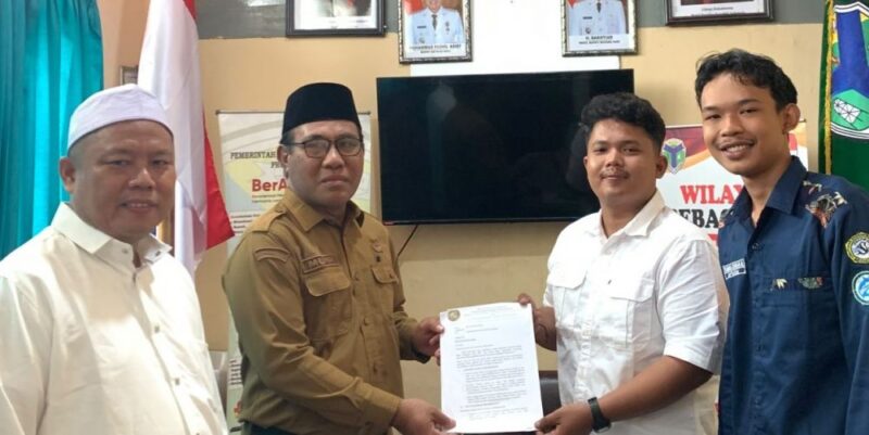 Ketua Umum Rumah Pemuda Batang Hari bersama jajaran menyerahkan dokumen aspirasi kepada Asisten I Setda Batang Hari dalam audiensi di Kantor Setda Batang Hari, Senin (10/8/2026).(poto: jambiprima.com).