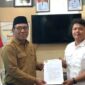 Ketua Umum Rumah Pemuda Batang Hari bersama jajaran menyerahkan dokumen aspirasi kepada Asisten I Setda Batang Hari dalam audiensi di Kantor Setda Batang Hari, Senin (10/8/2026).(poto: jambiprima.com).