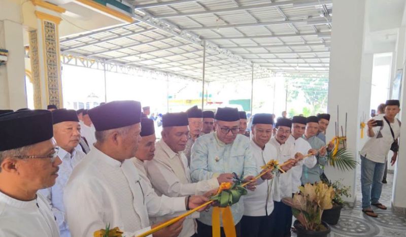 Wali Kota Sungai Penuh Alfin meresmikan fasilitas wudhu Masjid Raya pada Minggu (30/8).(poto: istimewa).