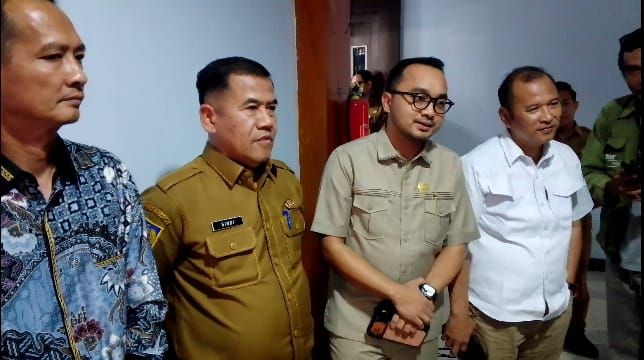 Ketua DPRD Tebo Khalis Mustiko bersama sejumlah pejabat dan pihak terkait usai pembahasan Banggar DPRD Tebo mengenai Transfer ke Daerah (TKD),(poto: jambiprima.com).