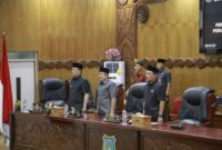 Drs H Anwar Sadat MAg menyerahkan dokumen Rancangan Perubahan APBD 2026 dalam Rapat Paripurna DPRD Kabupaten Tanjung Jabung Barat, Kamis (20/8/2026).(poto: jamberita.com).