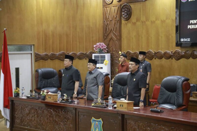 Drs H Anwar Sadat MAg menyerahkan dokumen Rancangan Perubahan APBD 2026 dalam Rapat Paripurna DPRD Kabupaten Tanjung Jabung Barat, Kamis (20/8/2026).(poto: jamberita.com).