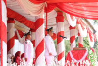 Wali Kota Sungai Penuh, Alfin, S.H., memimpin langsung jalannya pengibaran bendera selaku Inspektur Upacara.(poto: istimewa).