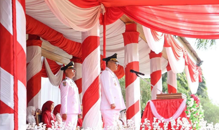 Wali Kota Sungai Penuh, Alfin, S.H., memimpin langsung jalannya pengibaran bendera selaku Inspektur Upacara.(poto: istimewa).