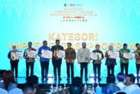 Gubernur Jambi Al Haris berfoto bersama para penerima penghargaan Pemerintah Daerah Berprestasi 2026 di Batam, Rabu (12/8/2026) malam.(poto: istimewa).
