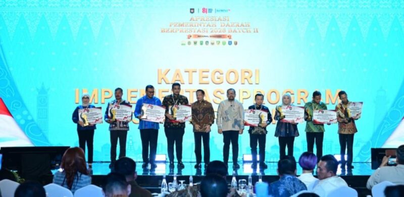Gubernur Jambi Al Haris berfoto bersama para penerima penghargaan Pemerintah Daerah Berprestasi 2026 di Batam, Rabu (12/8/2026) malam.(poto: istimewa).