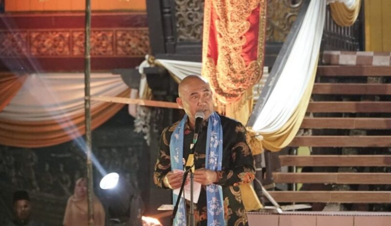 Bupati Bungo H. Dedy Putra, S.H., M.Kn., saat menyampaikan sambutan dalam kegiatan kebudayaan Kabupaten Bungo di Rumah Anjungan Bungo, Taman Mini Melayu Jambi, Jumat (21/8/2026).(poto: jambiprima.com).