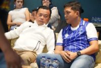 Ketua DPRD Jambi M.Hafiz Fattah duduk berdampingan dengan Gubernur Jambi Al Haris saat menghadiri turnamen Padel DPRD Jambi.(poto: jambiprima.com).