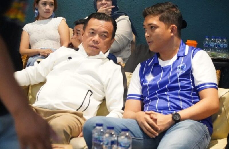 Ketua DPRD Jambi M.Hafiz Fattah duduk berdampingan dengan Gubernur Jambi Al Haris saat menghadiri turnamen Padel DPRD Jambi.(poto: jambiprima.com).