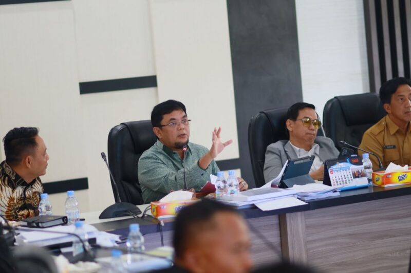 Hotspot Jambi tembus 4.412 titik dengan luas terbakar 954 hektare. DPRD Jambi minta optimalisasi posko darat karena helikopter water bombing terkendala.(poto: jamberita.com).