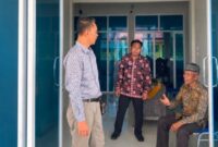 Rektor Universitas Islam Tebo, Nurhuda, berdialog dengan pegawai saat meninjau pelayanan administrasi dan fasilitas di Gedung Rektorat dalam kunjungan kerja, Sabtu (1/8/2026).(poto: jambiprima.com).