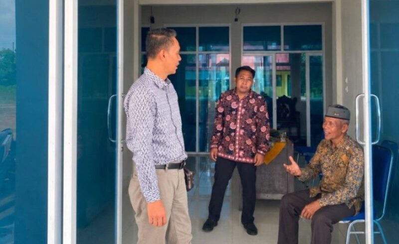 Rektor Universitas Islam Tebo, Nurhuda, berdialog dengan pegawai saat meninjau pelayanan administrasi dan fasilitas di Gedung Rektorat dalam kunjungan kerja, Sabtu (1/8/2026).(poto: jambiprima.com).