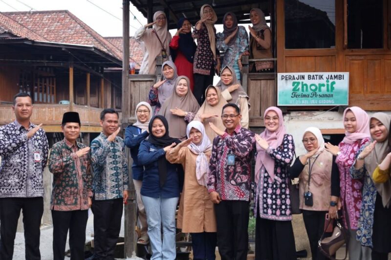 Kantor Wilayah Kementerian Hukum Jambi menggelar sosialisasi dan penguatan pemahaman Indikasi Geografis Batik Seberang bagi para perajin di Ulu Gedong, Kota Jambi.(poto: jamberita.com).
