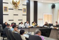 Ketua Pansus I DPRD Jambi Abun Yani memimpin rapat pembahasan percepatan pengalihan hak kelola pada Rabu (12/8/2026).(poto: jamberita.com).
