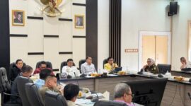 Ketua Pansus I DPRD Jambi Abun Yani memimpin rapat pembahasan percepatan pengalihan hak kelola pada Rabu (12/8/2026).(poto: jamberita.com).