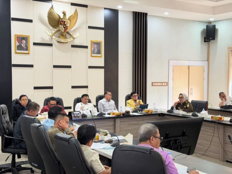Ketua Pansus I DPRD Jambi Abun Yani memimpin rapat pembahasan percepatan pengalihan hak kelola pada Rabu (12/8/2026).(poto: jamberita.com).