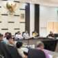 Ketua Pansus I DPRD Jambi Abun Yani memimpin rapat pembahasan percepatan pengalihan hak kelola pada Rabu (12/8/2026).(poto: jamberita.com).