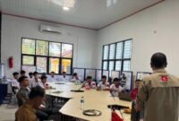 Sinsen menggelar program Guru Tamu Industri di SMKN 3 Bungo untuk membekali siswa teknologi modern Honda dan standar pelayanan AHASS.(poto: ampar.id).