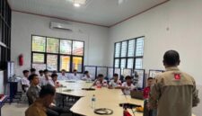 Sinsen menggelar program Guru Tamu Industri di SMKN 3 Bungo untuk membekali siswa teknologi modern Honda dan standar pelayanan AHASS.(poto: ampar.id).