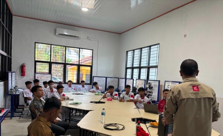 Sinsen menggelar program Guru Tamu Industri di SMKN 3 Bungo untuk membekali siswa teknologi modern Honda dan standar pelayanan AHASS.(poto: ampar.id).