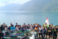 Ratusan relawan menggelar aksi bersih Gunung Tujuh untuk menyambut Hari Ulang Tahun ke-81 Republik Indonesia di Kabupaten Kerinci, Provinsi Jambi.(poto: istimewa).