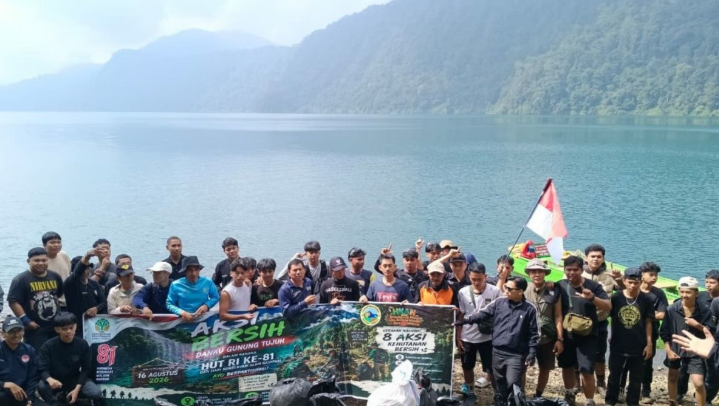 Ratusan relawan menggelar aksi bersih Gunung Tujuh untuk menyambut Hari Ulang Tahun ke-81 Republik Indonesia di Kabupaten Kerinci, Provinsi Jambi.(poto: istimewa).