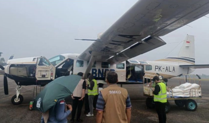BMKG menggelar Operasi Modifikasi Cuaca di Jambi dengan menyemai 1 ton garam NaCl untuk memicu hujan deras serta menangani bencana Karhutla.(poto: istimewa).