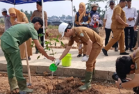 Wali Kota Jambi Maulana memimpin langsung penanaman pohon perdana bersama Wakil Wali Kota Jambi Diza Hazra pada Selasa (18/8/2026).(poto: istimewa).