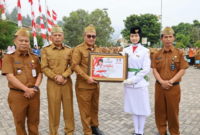 Wali Kota Sungai Penuh Alfin memimpin apel kerja Senin sekaligus menyerahkan penghargaan atas raihan Pemimpin Daerah Awards 2026 dan siswa berprestasi.(poto: istimewa).