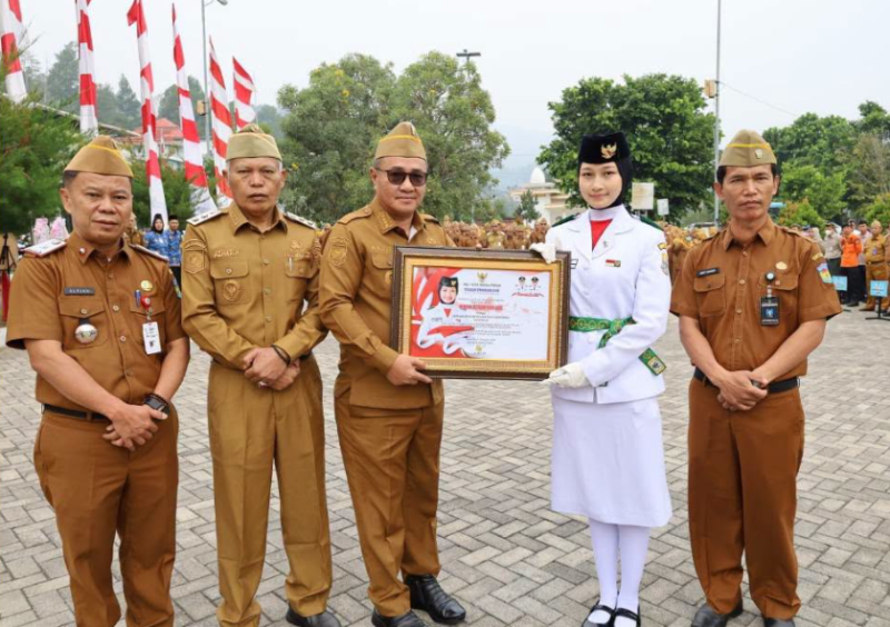 Wali Kota Sungai Penuh Alfin memimpin apel kerja Senin sekaligus menyerahkan penghargaan atas raihan Pemimpin Daerah Awards 2026 dan siswa berprestasi.(poto: istimewa).