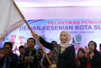 Ketua Dewan Kesenian Kota Sungai Penuh Ny Sri Kartini Alfin SKep Ns resmi memimpin jajaran pengurus baru.(poto: istimewa).