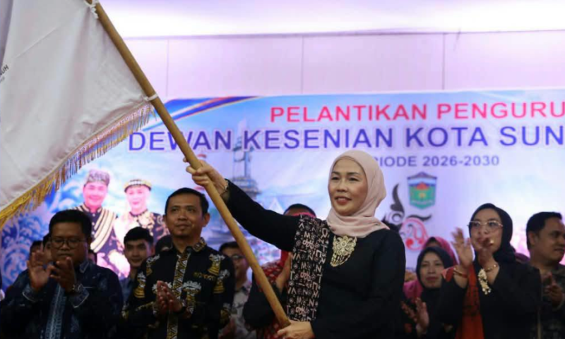 Ketua Dewan Kesenian Kota Sungai Penuh Ny Sri Kartini Alfin SKep Ns resmi memimpin jajaran pengurus baru.(poto: istimewa).