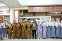 Wali Kota Sungai Penuh Alfin melepas delapan pelajar Paskibraka 2026.(poto: istimewa).