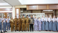 Wali Kota Sungai Penuh Alfin melepas delapan pelajar Paskibraka 2026.(poto: istimewa).