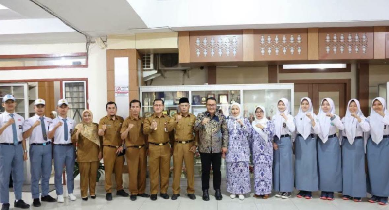 Wali Kota Sungai Penuh Alfin melepas delapan pelajar Paskibraka 2026.(poto: istimewa).