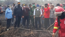 Kepala Kejaksaan Tinggi Jambi Sugeng Hariadi bersama Menteri Kehutanan Raja Juli Antoni memimpin langsung koordinasi darurat tersebut pada Selasa (25/8/2026).(poto: istimewa).
