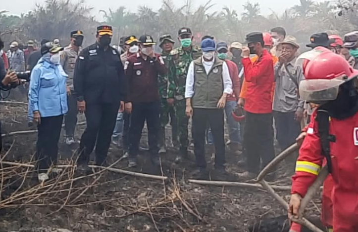 Kepala Kejaksaan Tinggi Jambi Sugeng Hariadi bersama Menteri Kehutanan Raja Juli Antoni memimpin langsung koordinasi darurat tersebut pada Selasa (25/8/2026).(poto: istimewa).