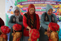 Bunda PAUD Kota Sungai Penuh menghadiri Hari Anak Nasional dan penandatanganan komitmen sekolah aman.(;poto: istimewa).