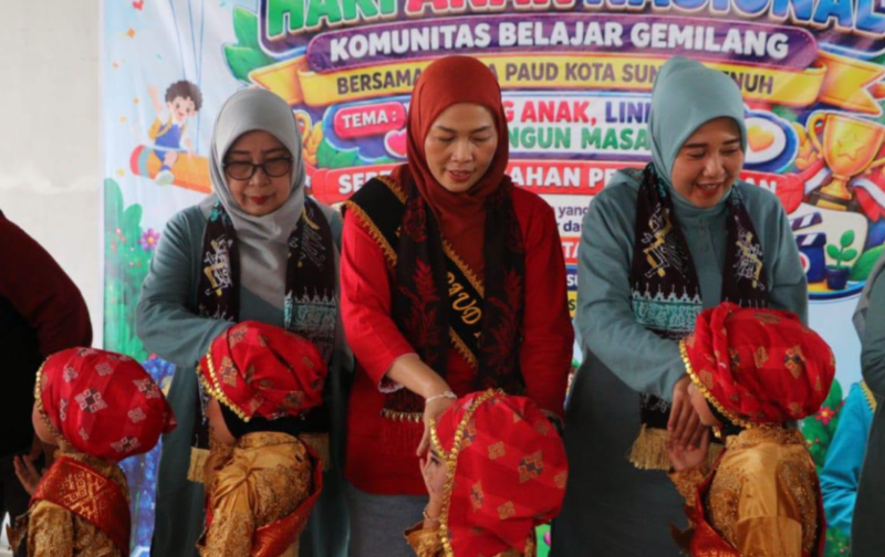 Bunda PAUD Kota Sungai Penuh menghadiri Hari Anak Nasional dan penandatanganan komitmen sekolah aman.(;poto: istimewa).