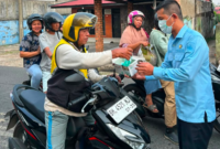 Perumda Tirta Mayang membagikan masker secara gratis kepada masyarakat di depan Kantor Pusat Pelayanan Benteng pada Senin (24/8/2026).(poto: seriusnews.id).