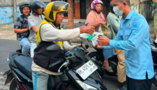 Perumda Tirta Mayang membagikan masker secara gratis kepada masyarakat di depan Kantor Pusat Pelayanan Benteng pada Senin (24/8/2026).(poto: seriusnews.id).