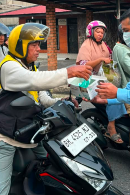Perumda Tirta Mayang Bagikan Masker Gratis Saat Kualitas Udara Memburuk