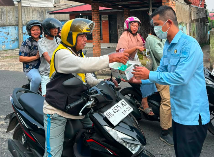 Perumda Tirta Mayang membagikan masker secara gratis kepada masyarakat di depan Kantor Pusat Pelayanan Benteng pada Senin (24/8/2026).(poto: seriusnews.id).