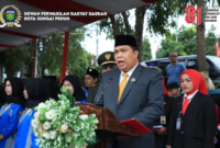 Ketua DPRD Hutri Randa membacakan naskah Proklamasi.(poto: istimewa).