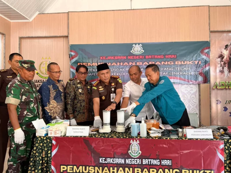 Kejaksaan Negeri Batang Hari menggelar agenda pemusnahan barang bukti inkracht dari puluhan perkara pidana pada Kamis (6/8/2026).(poto: metrojambi.com).