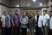 Bupati Muaro Jambi, Bambang Bayu Suseno, menyambut secara langsung kunjungan jajaran dokter ahli tersebut di ruang kerjanya.(poto: metrojambi.com).