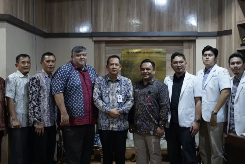 Bupati Muaro Jambi, Bambang Bayu Suseno, menyambut secara langsung kunjungan jajaran dokter ahli tersebut di ruang kerjanya.(poto: metrojambi.com).