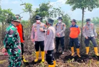 Aparat kepolisian langsung bergerak cepat meninjau peristiwa kebakaran lahan Sungai Gelam di RT 25.(poto: jambione.com).